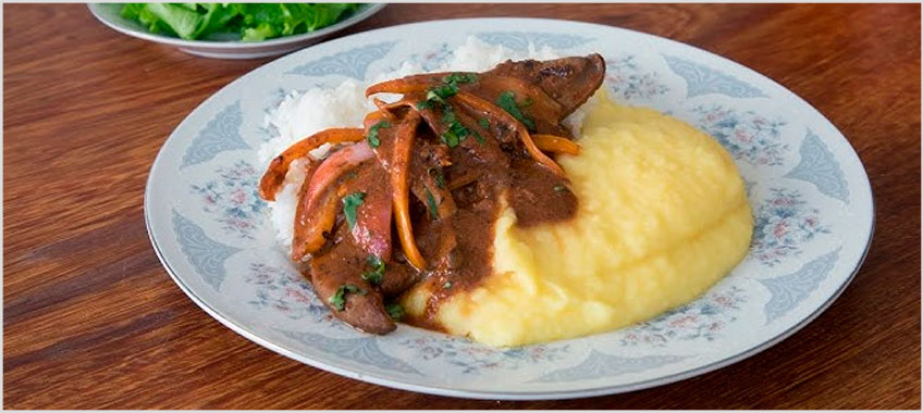 Hígado Saltado con Puré de Papa Amarilla